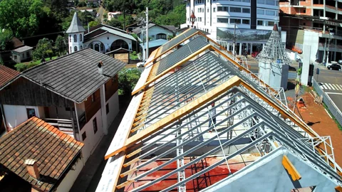 Vista elevada da montagem dos perfis da estrutura de cobertura